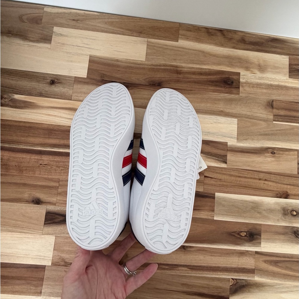 Adidas Women’s 8.5 Men's 7.5 Sneakers in White with Red and Navy Stripes - Picture 4 of 5